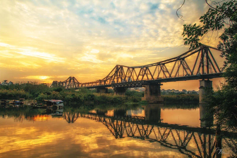 Long Bien Bridge 