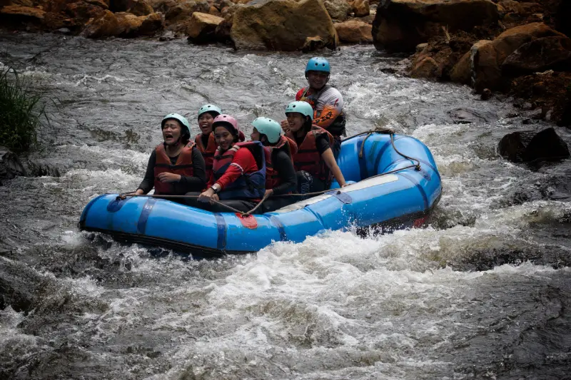 Rafting by advance paddlers