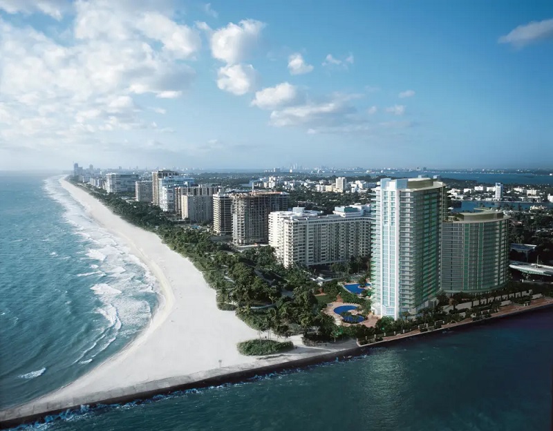 Bal Harbour Beach: Luxury and Tranquility 